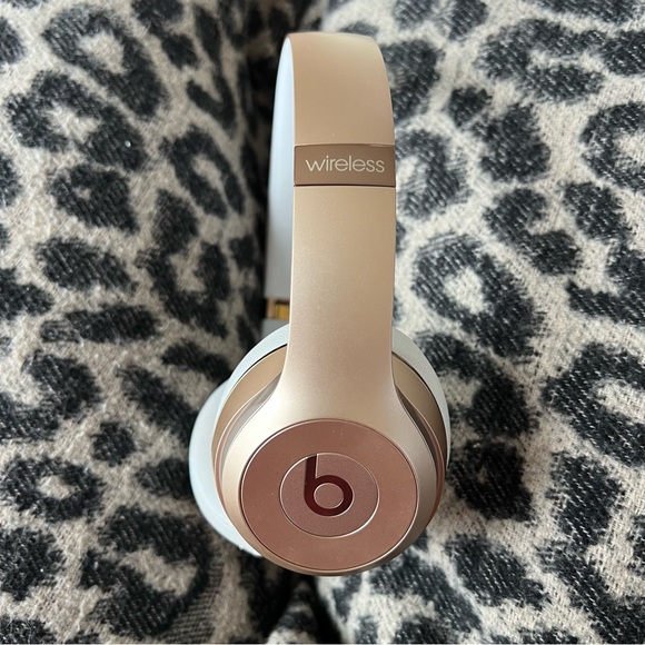 Beats by Dr Dre Solo 3 headphones with case and charging cable - Picture 3 of 5